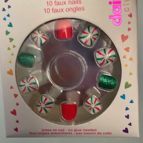 NEW IN BOX Claire’s Press on nails for little girls Christmas edition - Picture 2 of 3